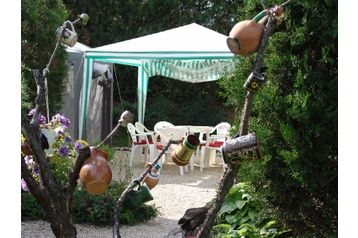 Hungrie Privát Kosd, Extérieur